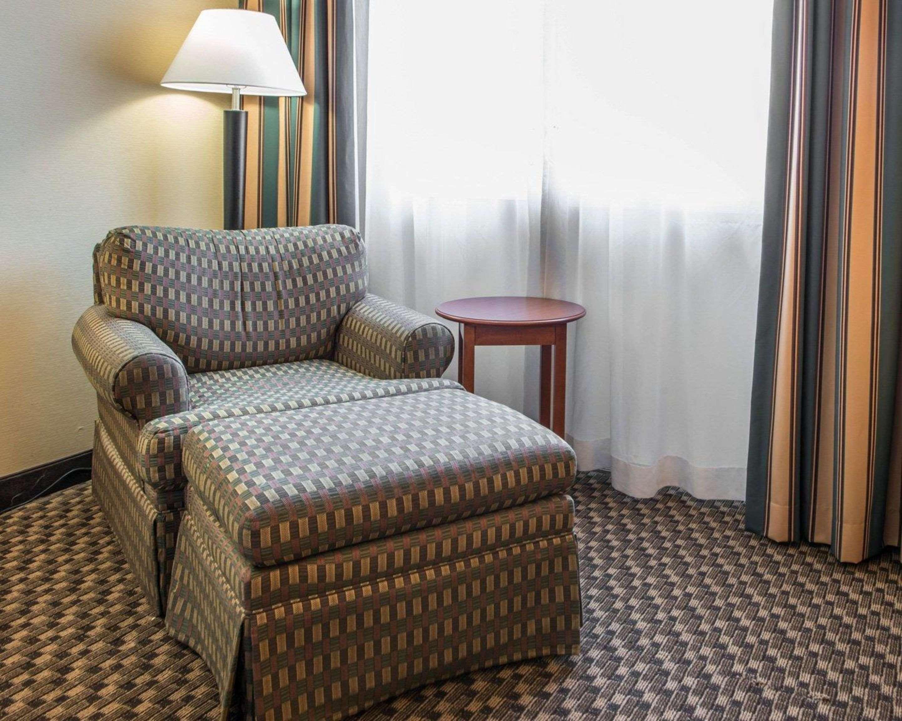 Mainstay Suites Verona Екстер'єр фото