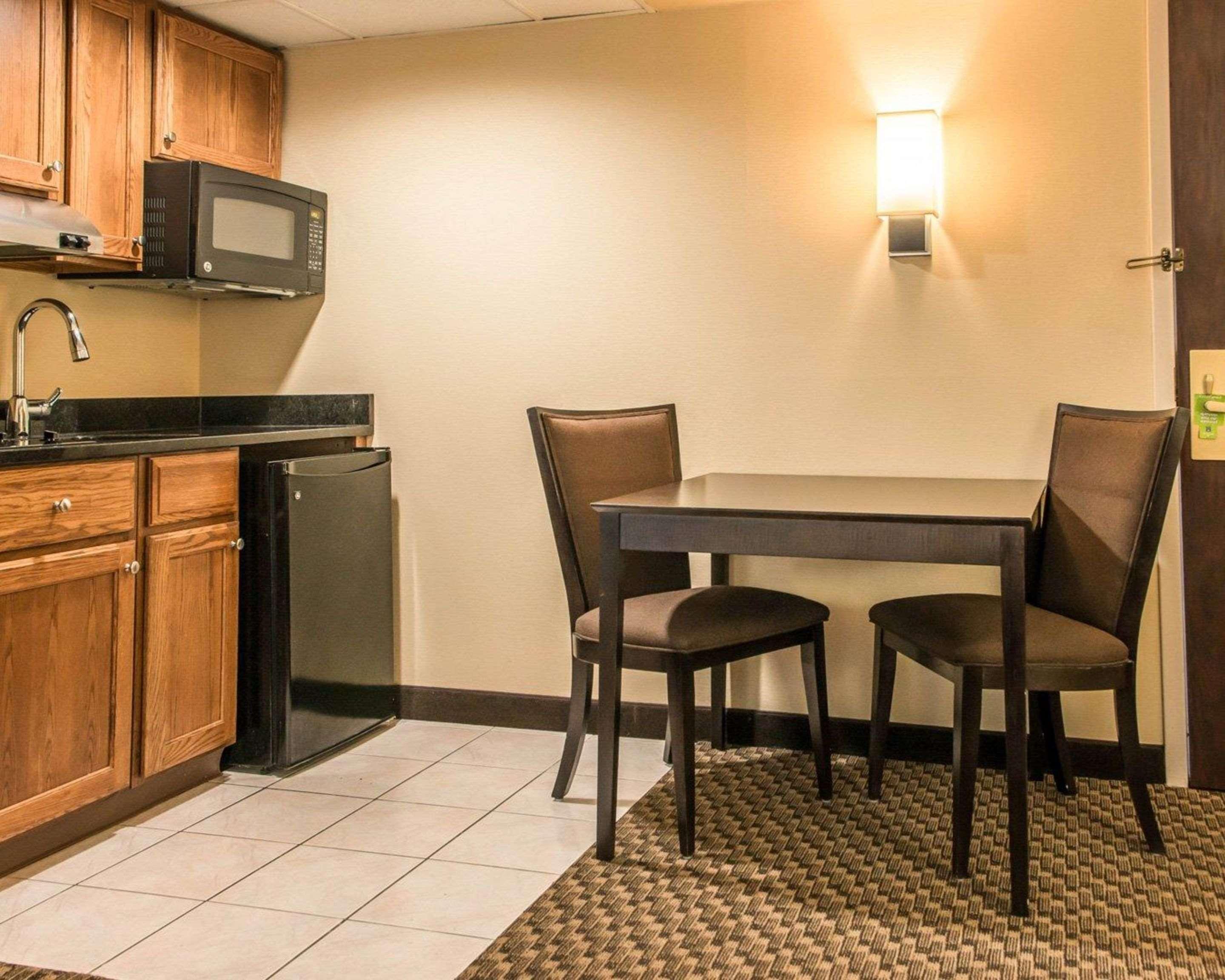 Mainstay Suites Verona Екстер'єр фото