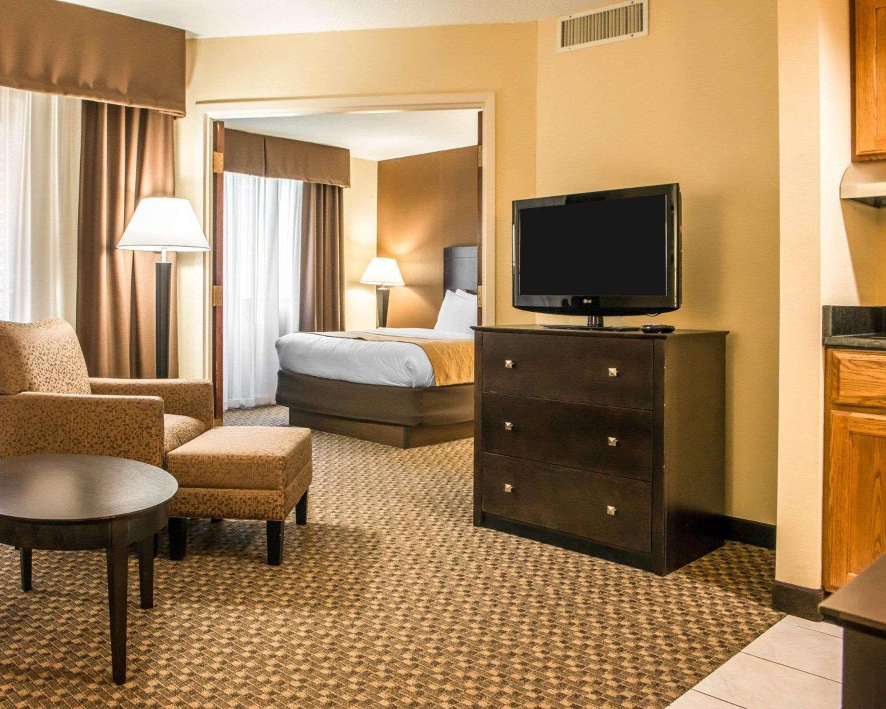 Mainstay Suites Verona Екстер'єр фото