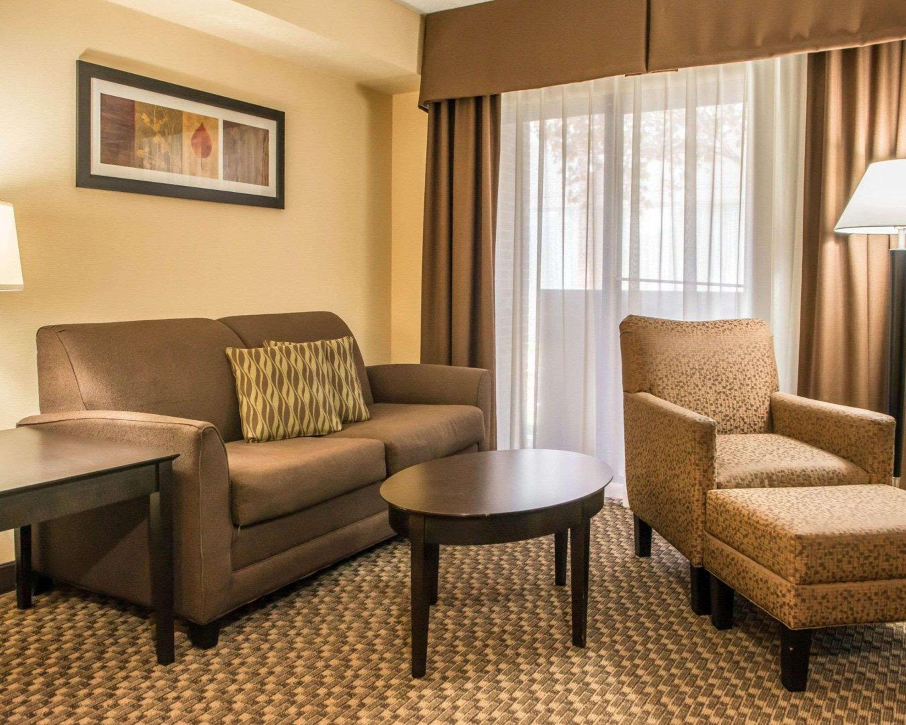 Mainstay Suites Verona Екстер'єр фото