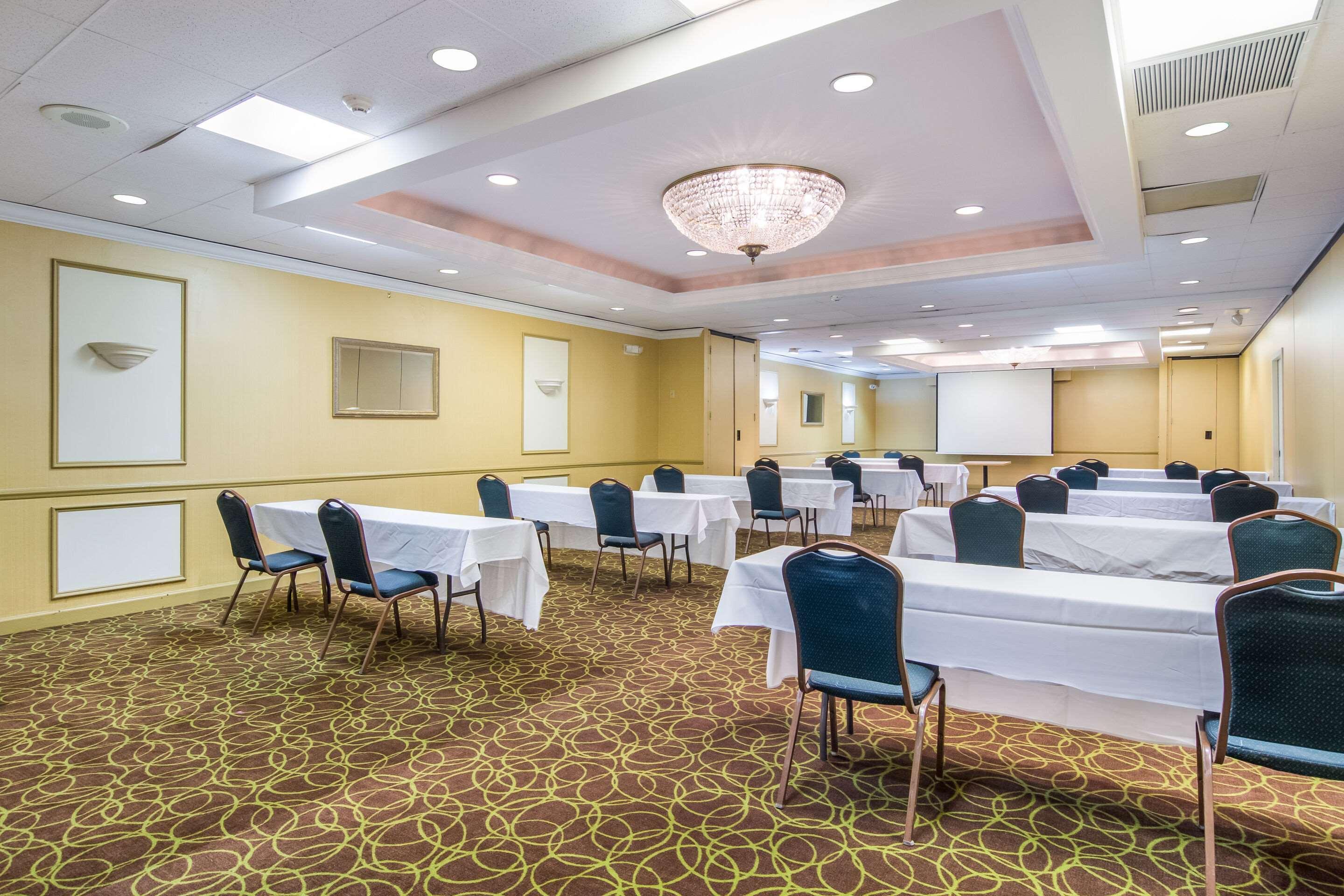 Mainstay Suites Verona Екстер'єр фото