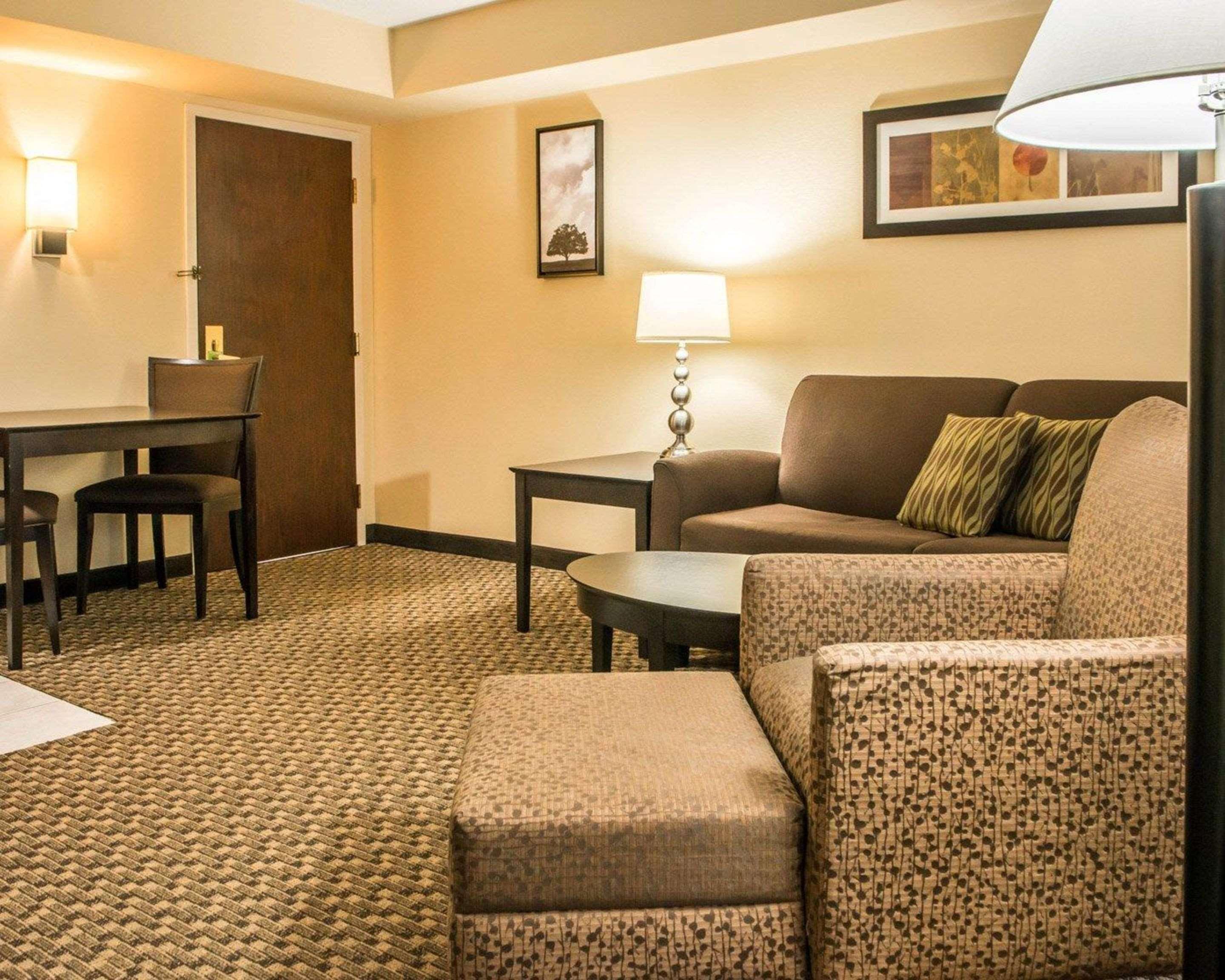 Mainstay Suites Verona Екстер'єр фото